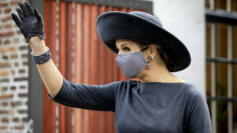 Königin Máxima weiß, wie man Maske trägt.