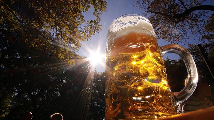 Könnte ab kommenden Montag schon Wirklichkeit werden: Die tief stehende Abendsonne bringt einen vollen Masskrug im Augustinerkeller zum Leuchten.
