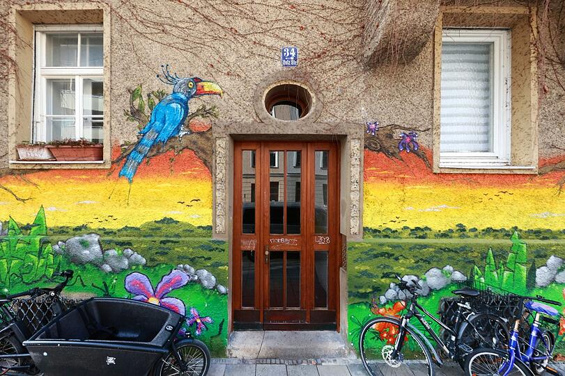 So bunt ist das Glockenbachviertel: Mit etwas Farbe und noch mehr Fantasie ist diese graue Fassade in der Holzstraße aufgehübscht.
