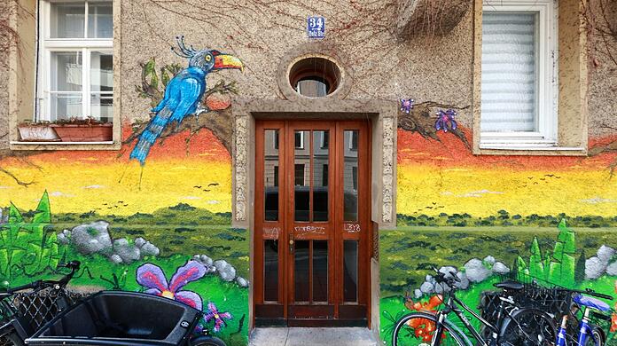 So bunt ist das Glockenbachviertel: Mit etwas Farbe und noch mehr Fantasie ist diese graue Fassade in der Holzstraße aufgehübscht.