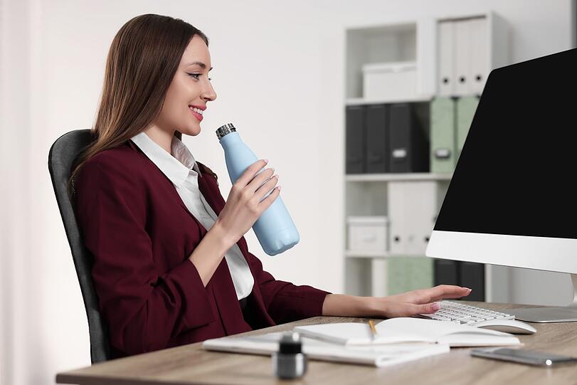 Geduldig bleiben und Tee trinken - das kann wirklich gegen Heißhunger helfen. Wer regelmäßig Wasser oder ungesüßten Tee trinkt, kann das Verlangen nach Süßem besser kontrollieren. Also besser zur Wasserflasche greifen als zur Süßigkeiten-Schublade! Geduldig bleiben und Tee trinken - das kann wirklich gegen Heißhunger helfen. Wer regelmäßig Wasser oder ungesüßten Tee trinkt, kann das Verlangen nach Süßem besser kontrollieren. Also besser zur Wasserflasche greifen als zur Süßigkeiten-Schublade!