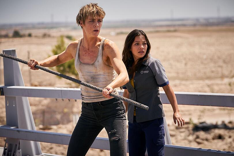 Das normale Leben von Dani Ramos (Natalia Reyes, rechts) mit &auml;ndert sich von einem Augenblick zum n&auml;chsten. Grace (Mackenzie Davis) kommt aus der Zukunft, um sie zu besch&uuml;tzen.