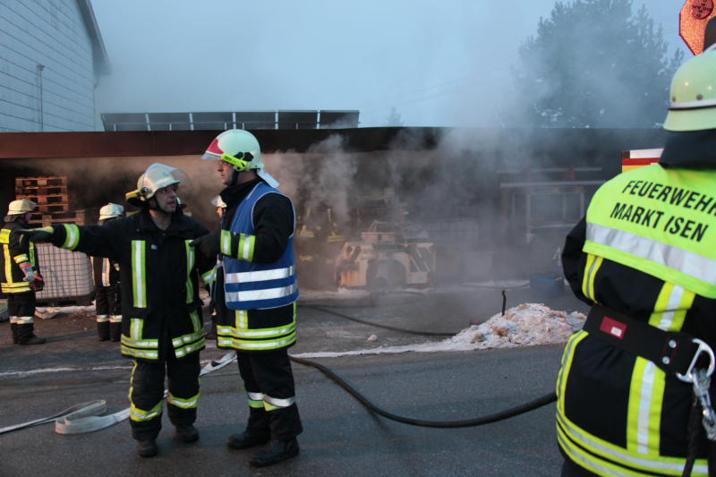 Rauch-Alarm am Rosenmontag in Mittbach: Unter einem Vordach ist ein Motorboot in Brand geraten. Zwei Personen wurden dabei leicht verletzt. Die Bilder vom Feuerwehreinsatz