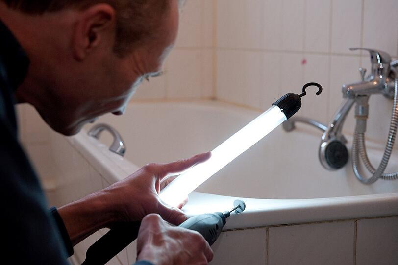 Der Heimwerker schleift die Acrylschicht ab und baut danach die Oberfläche mit einem Gel wieder auf.