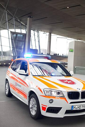 Der BMW X3, das neue &bdquo;Blutauto&ldquo; für die Malteser.