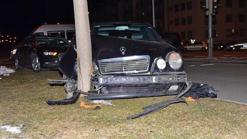Unfall an der Schleißheimer Sraße: Der 31-Jährige fuhr zwei Schüler an und prallte dann gegen einen Baum.
