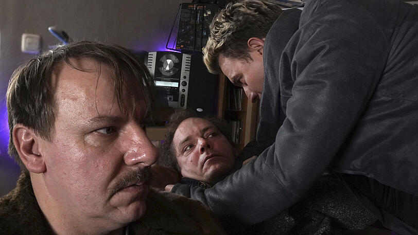 Lukas "Sahni" Sander (Ronald Kukulies, li.), Uwe Ohlberger (Godehard Giese) und Rick (Friedrich Mücke) "planen" ihren Coup.