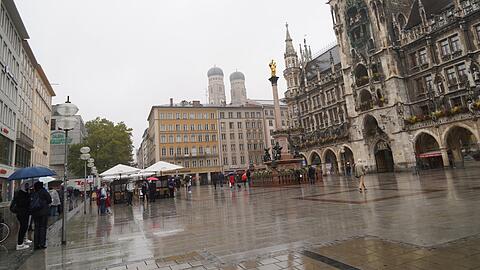 Das ist ernshaft der Marienplatz. Dieser Tage - und während des Glockenspiels.