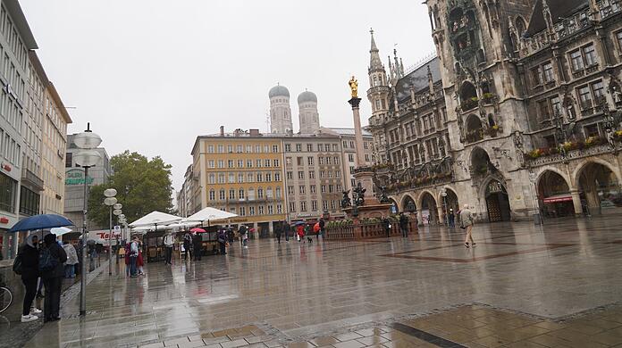 Das ist ernshaft der Marienplatz. Dieser Tage - und während des Glockenspiels.