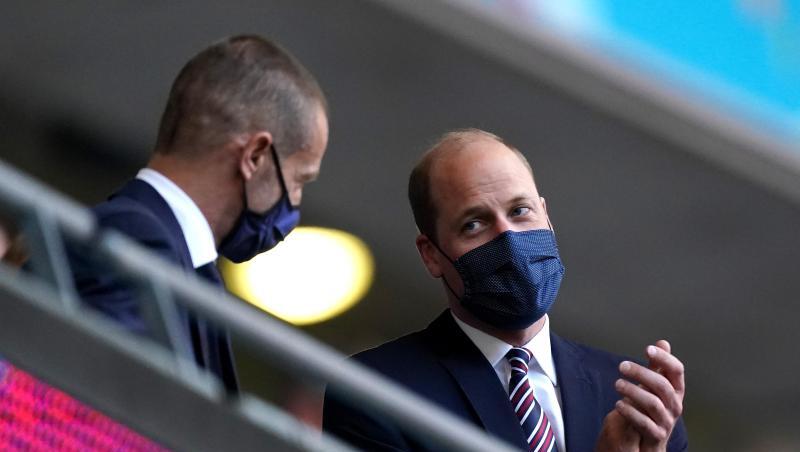Prinz William (r), Herzog von Cambridge, steht beim Spiel gegen Tschechien auf der Tribüne. Prinz William (r), Herzog von Cambridge, steht beim Spiel gegen Tschechien auf der Tribüne.