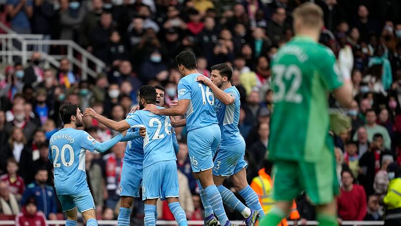Riyad Mahrez (hinten,M) feiert mit seinen Mannschaftskameraden, nachdem er per Elfmeter das 1:0 erzielt hat.