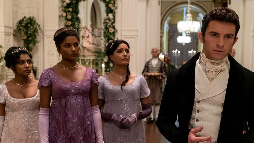 Jonathan Bailey findet sich in der zweiten Staffel des Netflix-Hits "Bridgerton" in einem Liebesdreieck mit Charithra Chandran (l.) und Simone Ashley (Mitte) wieder.
