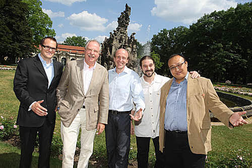Erlanger Herrenrunde: Projektleiter Jan Dinger, Schauspieler Friedrich von Thun, Dirigent Franz Killer, Bariton Marco Bappert und Tenor Kim Jeong Kyu (v.li.) stemmen heuer &bdquo;Klassik am See&ldquo;.