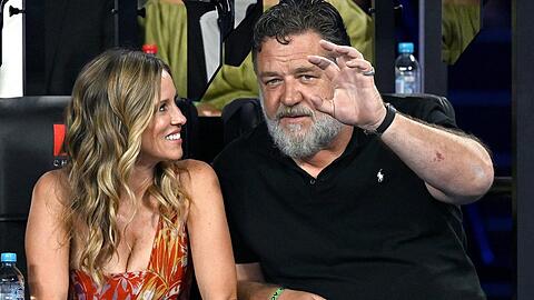 Britney Theriot und Russell Crowe hatten sichtlich Spaß beim Tennis-Match in Melbourne.