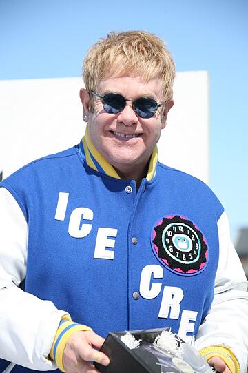 2008: Elton John strahlt nach seinem Berg-Konzert in Ischgl.