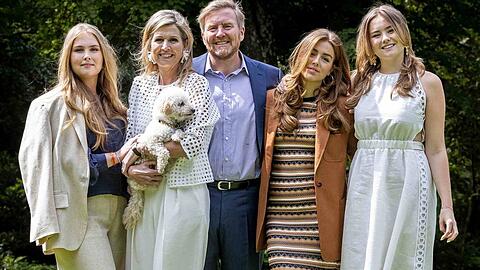 Kronprinzessin Amalia, Königin Máxima, König Willem-Alexander, Prinzessin Alexia und Prinzessin Ariane (v.l.n.r.) glänzen auf dem neuen, offiziellen Familienporträt des niederländischen Königshauses.
