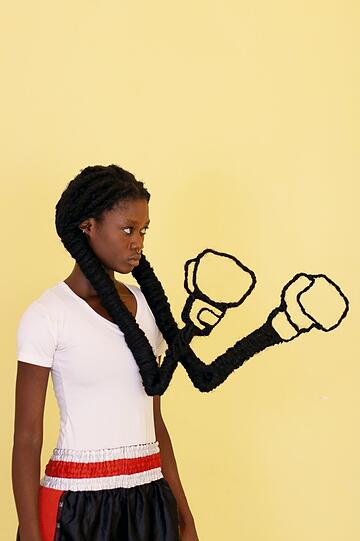 Die K&uuml;nstlerin Laetitia Ky l&auml;sst Haarformationen sprechen und sagt mit &bdquo;Fighter&ldquo; dem Rassismus raffiniert den Kampf an.