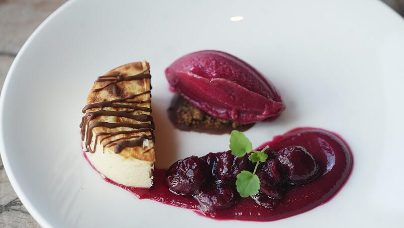 F&uuml;nfter Gang: Cheesecake mit Sorbet und Ragout von der Kirsche, Crumble.