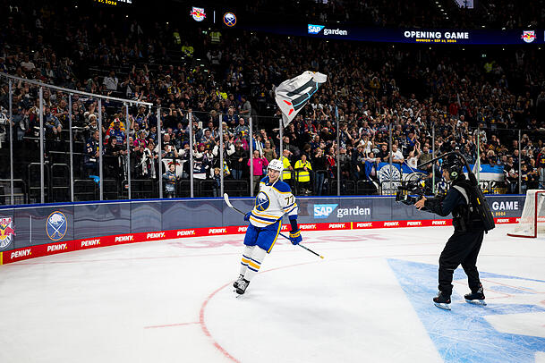 JJ Peterka von den Buffalo Sabres bedankt sich bei den Fans w&auml;hrend des Spiels zwischen Red Bull M&uuml;nchen und den Buffalo Sabres am 27.09.2024 in M&uuml;nchen, Deutschland.
Alle &uuml;ber die EHC Red Bull M&uuml;nchen - Mediengalerie angebotenen Bild-, Audio- oder Video-Dokumente dienen ausschlie&szlig;lich Journalisten und Mitarbeitern von Medienunternehmen als Quelle f&uuml;r die eigene redaktionelle Berichterstattung und sind nicht f&uuml;r eine kommerzielle Nutzung, insbesondere nicht f&uuml;r Werbung, bestimmt. Die Weitergabe von Bild-, Audio- und Video-Daten an nicht autorisierte Dritte ist unzul&auml;ssig. Abdruck f&uuml;r redaktionelle Berichterstattung honorarfrei!
Als Fotovermerk ist &bdquo;EHC Red Bull M&uuml;nchen / City-Press GmbH&ldquo; anzugeben.