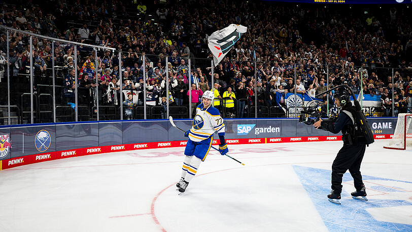 JJ Peterka von den Buffalo Sabres bedankt sich bei den Fans während des Spiels zwischen Red Bull München und den Buffalo Sabres am 27.09.2024 in München, Deutschland.
Alle über die EHC Red Bull München - Mediengalerie angebotenen Bild-, Audio- oder Video-Dokumente dienen ausschließlich Journalisten und Mitarbeitern von Medienunternehmen als Quelle für die eigene redaktionelle Berichterstattung und sind nicht für eine kommerzielle Nutzung, insbesondere nicht für Werbung, bestimmt. Die Weitergabe von Bild-, Audio- und Video-Daten an nicht autorisierte Dritte ist unzulässig. Abdruck für redaktionelle Berichterstattung honorarfrei!
Als Fotovermerk ist „EHC Red Bull München / City-Press GmbH“ anzugeben. JJ Peterka von den Buffalo Sabres bedankt sich bei den Fans während des Spiels zwischen Red Bull München und den Buffalo Sabres am 27.09.2024 in München, Deutschland.
Alle über die EHC Red Bull München - Mediengalerie angebotenen Bild-, Audio- oder Video-Dokumente dienen ausschließlich Journalisten und Mitarbeitern von Medienunternehmen als Quelle für die eigene redaktionelle Berichterstattung und sind nicht für eine kommerzielle Nutzung, insbesondere nicht für Werbung, bestimmt. Die Weitergabe von Bild-, Audio- und Video-Daten an nicht autorisierte Dritte ist unzulässig. Abdruck für redaktionelle Berichterstattung honorarfrei!
Als Fotovermerk ist „EHC Red Bull München / City-Press GmbH“ anzugeben.