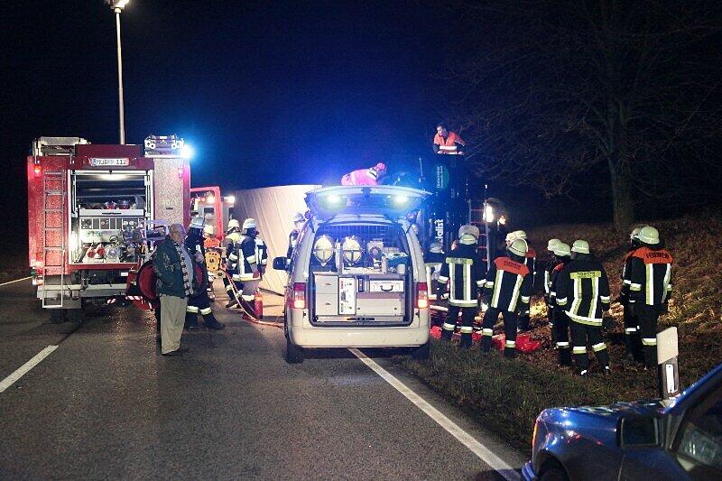 Am Mittwoch morgen kippte ein LKW auf der B 12 bei Rattenkirchen um: Der verletzte Fahrer war in seiner Kabine eingeklemmt und musste von der Feuerwehr befreit werden. Die Bilder!