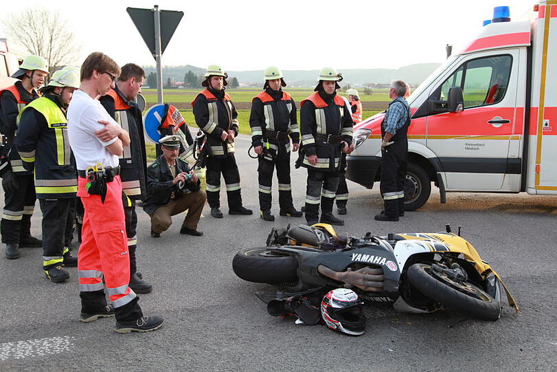 Im Landkreis Rosenheim hat eine Autofahrerin einen Motorradfahrer übersehen. Der Mann stirbt noch am Unfallort, die Frau wird schwer verletzt ins Krankenhaus geflogen.