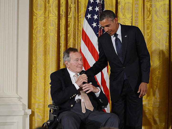 George Bush (li.) und Barack Obama bei einer Ehrung im Juli 2013