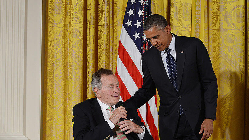 George Bush (li.) und Barack Obama bei einer Ehrung im Juli 2013 George Bush (li.) und Barack Obama bei einer Ehrung im Juli 2013