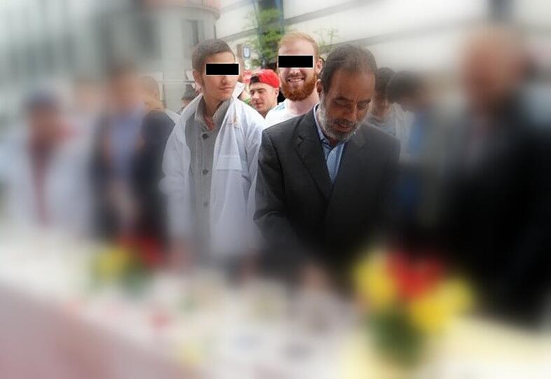 Der 13-Jährige in Begleitung eines radikalen Predigers