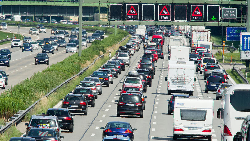 2016 standen die deutschen Autofahrer laut ADAC so oft wie nie im Stau. 2016 standen die deutschen Autofahrer laut ADAC so oft wie nie im Stau.