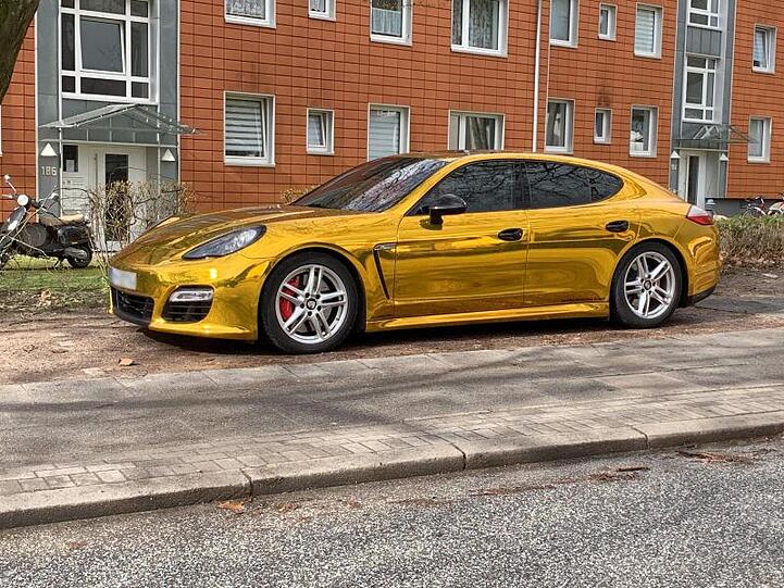 Der mit Goldfolie beklebte Porsche Panamera auf einem Seitenstreifen in Hamburg.