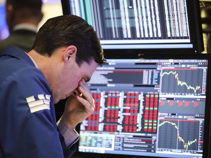 Händler an der New Yorker Börse: Trump sieht die steigenden Aktienkurse im ersten Jahr seiner Amtszeit als seinen Verdienst an und reagiert mit zunehmendem Zorn auf die derzeit sinkenden Märkte.