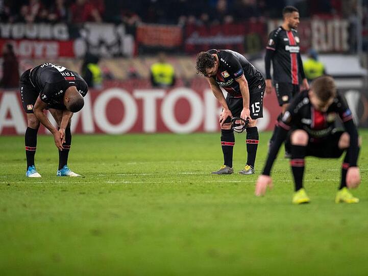 Die Leverkusener Spieler lassen nach dem Ausscheiden die Köpfe hängen.