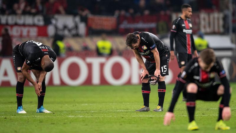Die Leverkusener Spieler lassen nach dem Ausscheiden die Köpfe hängen.