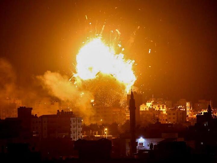 Nach einem israelischen Luftangriff ist eine Explosion an der Station des Hamas-Fernsehsenders Al-Aksa zu sehen.