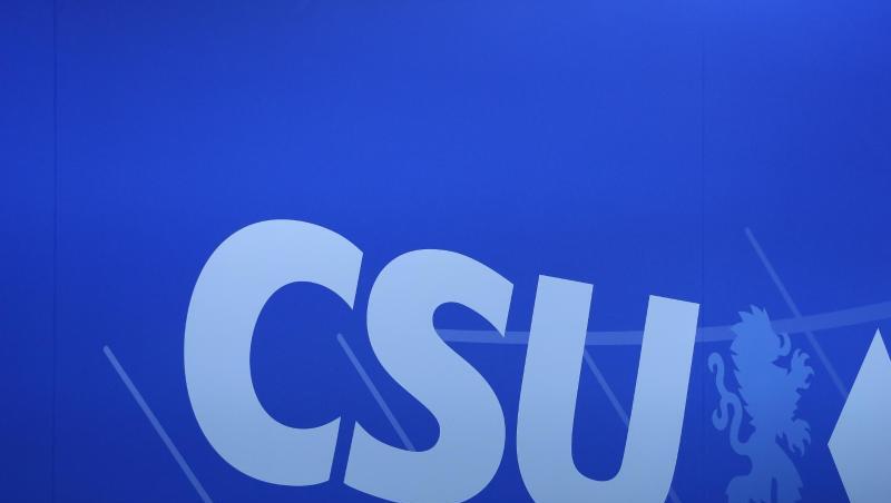 Das Logo der CSU ist bei einem Parteitag zu sehen. Das Logo der CSU ist bei einem Parteitag zu sehen.