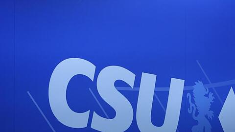 Das Logo der CSU ist bei einem Parteitag zu sehen.