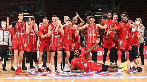 Es ist ein großes Ding für jeden hier. Wir sind aber noch nicht fertig", sagt Bayern-Star und Matchwinner Vladimir Lucic (l., mit der Nummer 11) nach dem Erreichen der Playoffs in der Euroleague.
