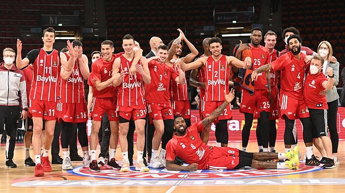 Es ist ein großes Ding für jeden hier. Wir sind aber noch nicht fertig", sagt Bayern-Star und Matchwinner Vladimir Lucic (l., mit der Nummer 11) nach dem Erreichen der Playoffs in der Euroleague.