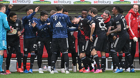 Die Bayern bejubeln Robert Lewandowski - allerdings ohne Alphonso Davies.