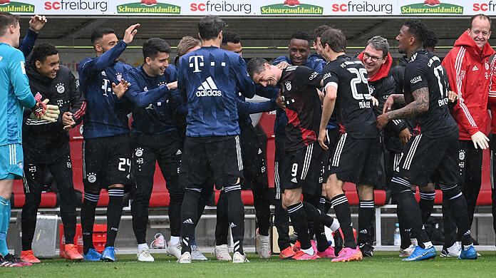 Die Bayern bejubeln Robert Lewandowski - allerdings ohne Alphonso Davies.