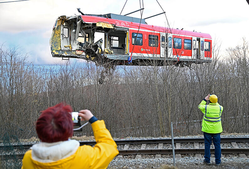 Mit einem Spezialkran heben Techniker den Triebwagen von einem der beiden verunglückten S-Bahn Züge von den Schienen.