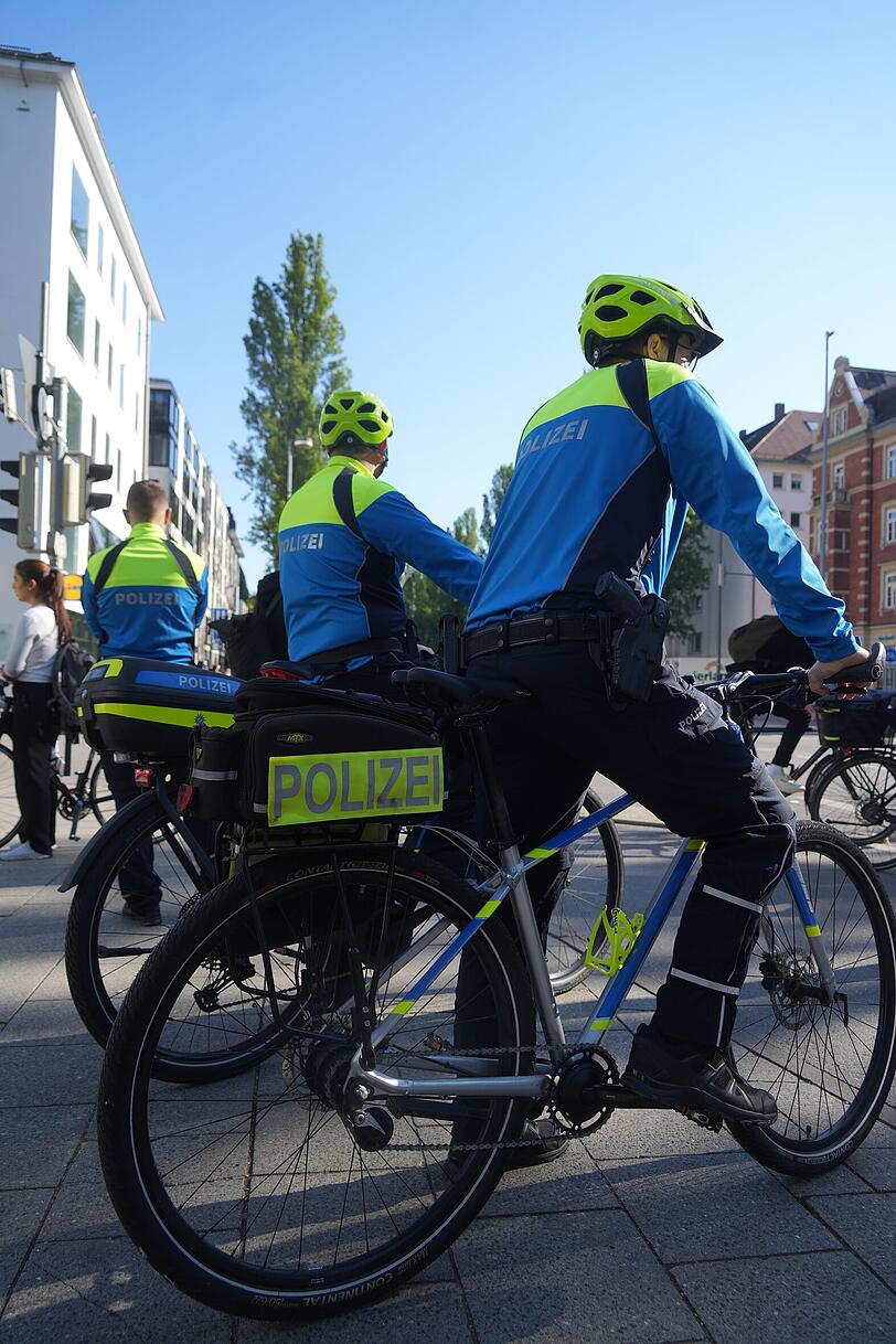 Die Polizei ist am Dienstag auch mit Fahrrädern unterwegs. Die Polizei ist am Dienstag auch mit Fahrrädern unterwegs.