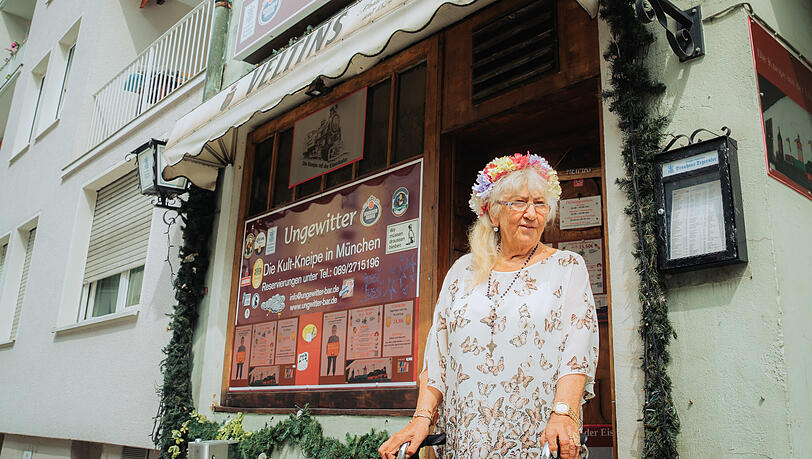 Charlotte Gornik (81) steht vor ihrer früheren Kneipe Ungewitter in der Maxvorstadt. Nach einem schweren Unfall musste sie die Bar aufgeben. Heute geht sie nur noch selten dort hin - zu viele schmerzhafte Erinnerungen hängen für sie an diesem Ort, sagt sie.