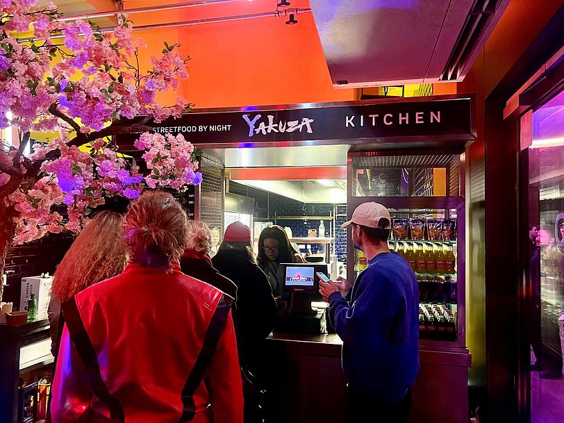Der asiatische Imbiss Yakuza soll Clubgänger am Lenbachplatz zu später Stunde mit Streetfood-Gerichten versorgen.