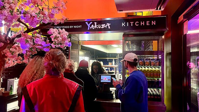 Der asiatische Imbiss Yakuza soll Clubgänger am Lenbachplatz zu später Stunde mit Streetfood-Gerichten versorgen.