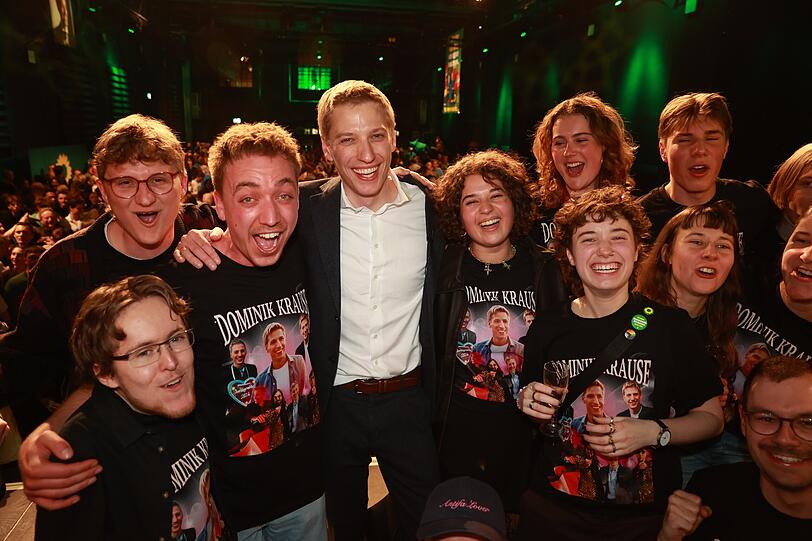 Viele Wahlk&auml;mpferinnen und Wahlk&auml;mpfer haben zu dem Triumph ihres Kandidaten beigetragen. Ihre T-Shirts erinnern an die von Rockbands.