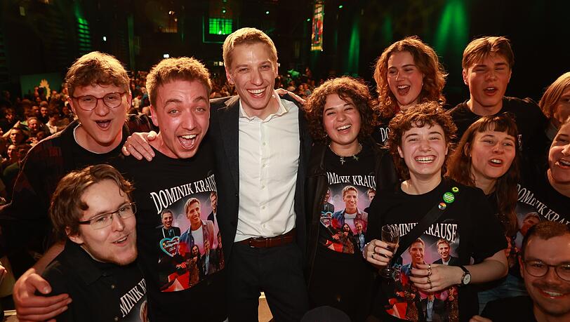 Viele Wahlk&auml;mpferinnen und Wahlk&auml;mpfer haben zu dem Triumph ihres Kandidaten beigetragen. Ihre T-Shirts erinnern an die von Rockbands.