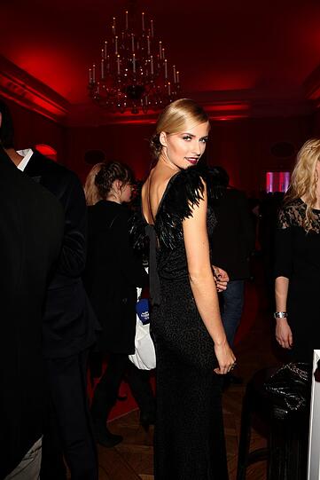 Lena Gercke zeigt im langen Schwarzen viel Rücken. Schick!