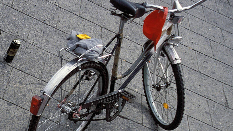 Auch Radfahren kann gefährlich sein: Ein Rentner stürzte und verstarb später. (Symbolbild) Auch Radfahren kann gefährlich sein: Ein Rentner stürzte und verstarb später. (Symbolbild)